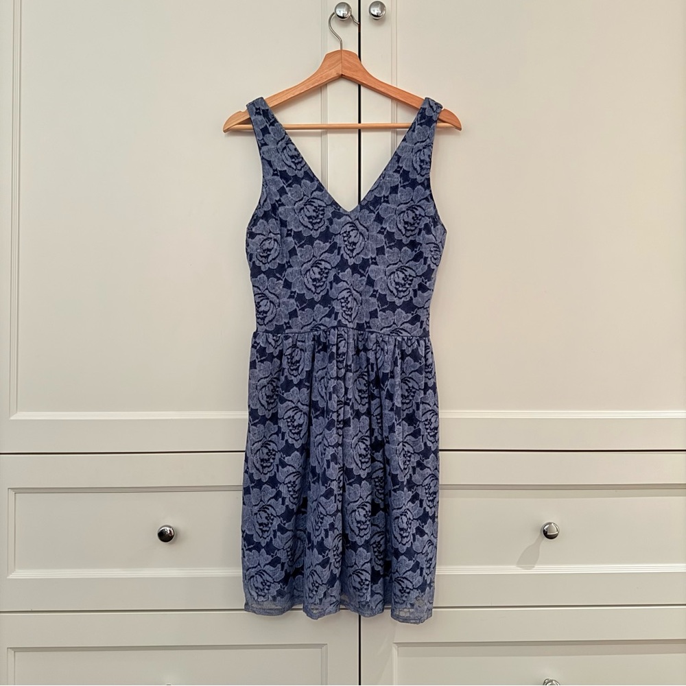 Aqua Stretch Lace Fit & Flare Sleeveless V-Neck Cocktail Dress